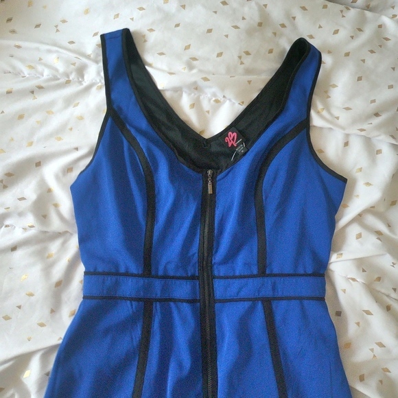 NWOT Blue and Black 2B Bebe Tank Top - Picture 7 of 7